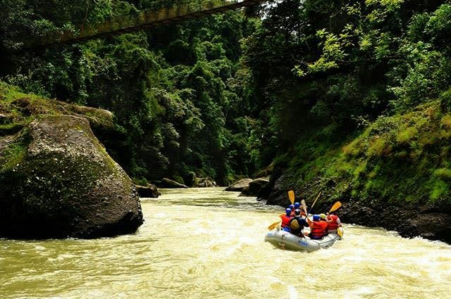 white water rafting on the pacuare river