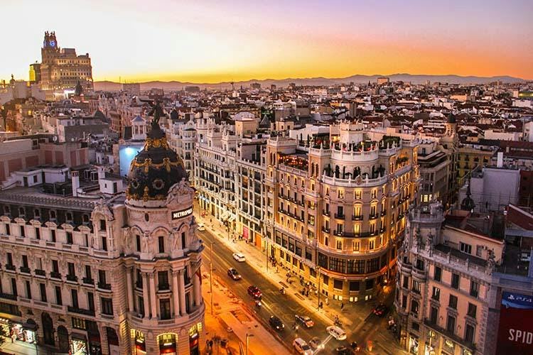 A picture of the boulevard in Madrid at sunset.