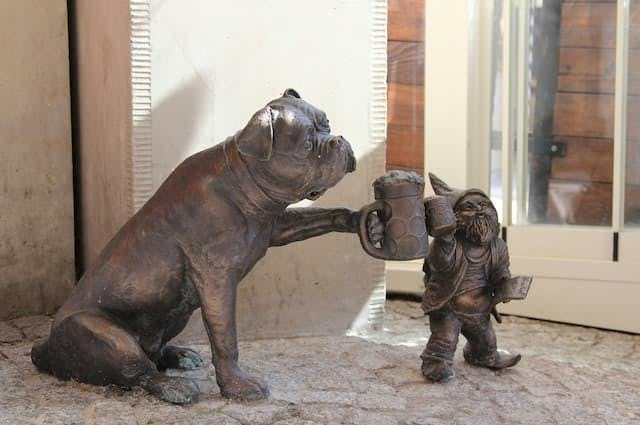 Statute of a dog and a gnome with pints of beers