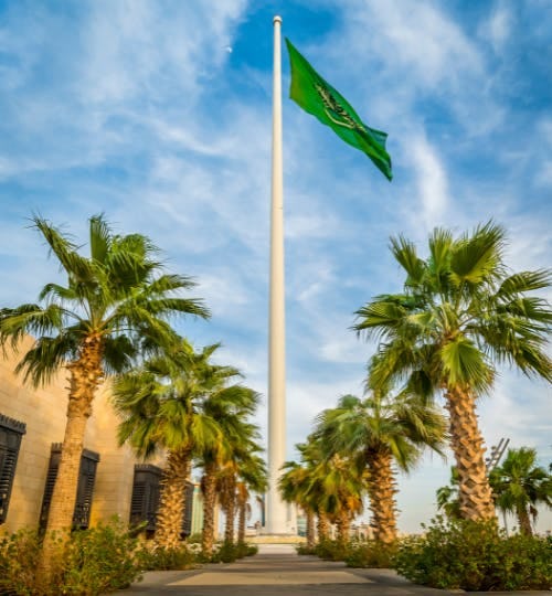 The Jeddah flagpole in between palm trees