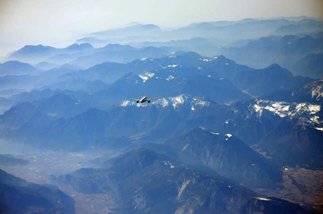 A plane flying across a mountain range 