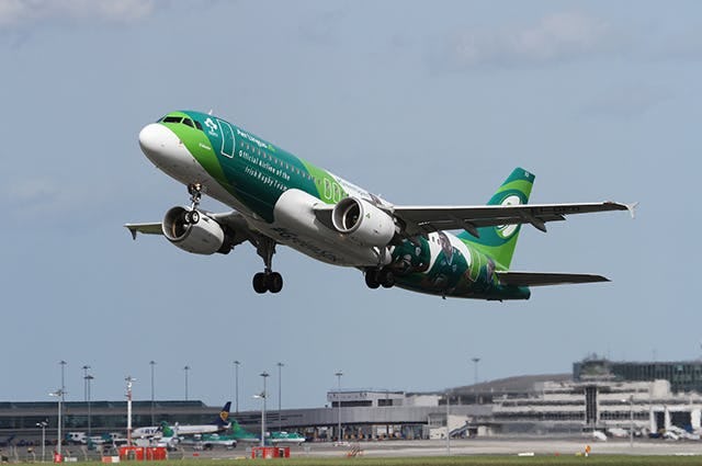 Aer Lingus A320 in rugby livery