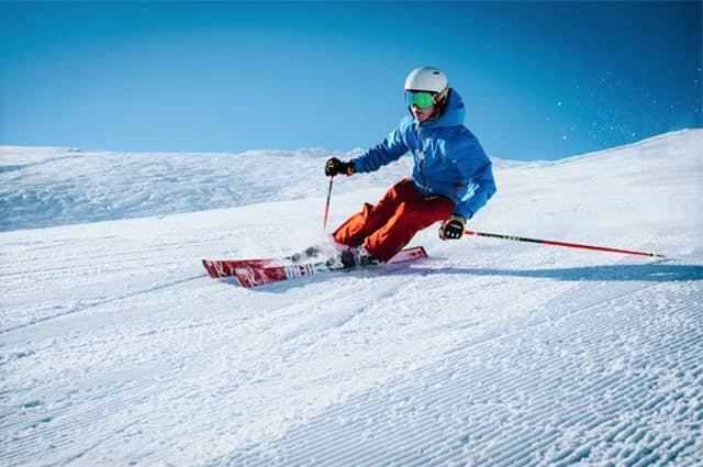 Man skiing down a slope 