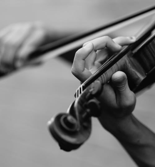 Person playing the violin