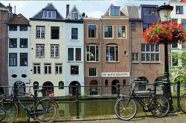 Houses next to a canal in Utrecht